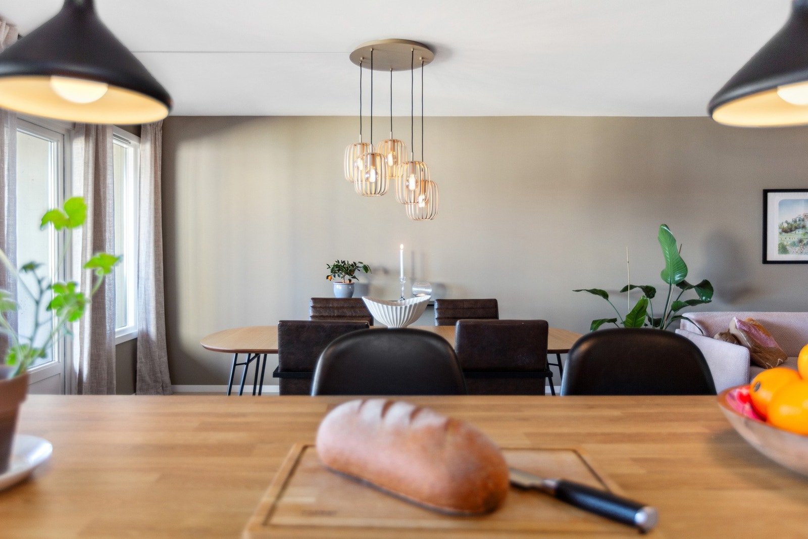 Den slette innredningen ble montert i 2022 og byr på rikelig med oppbevaringsplass i takhøye overskap, høyskap og skuffer. Galleribilde