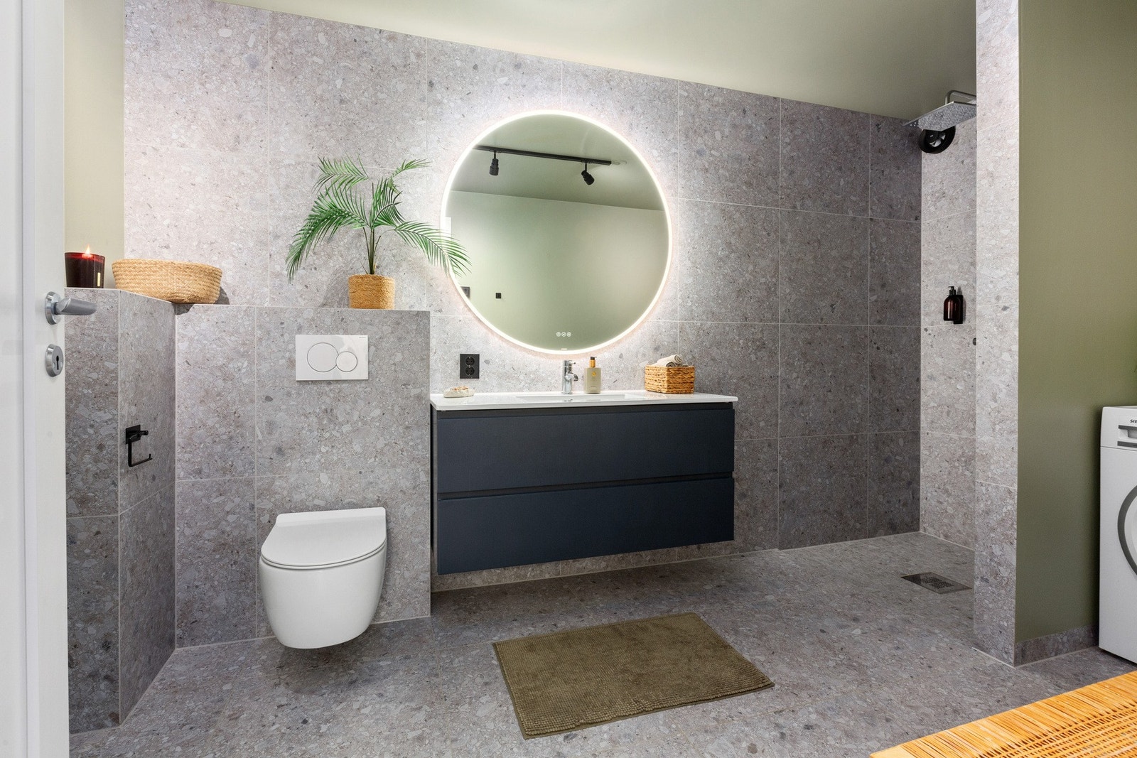 Badet er stort, delikat og renovert i 2023. Galleribilde