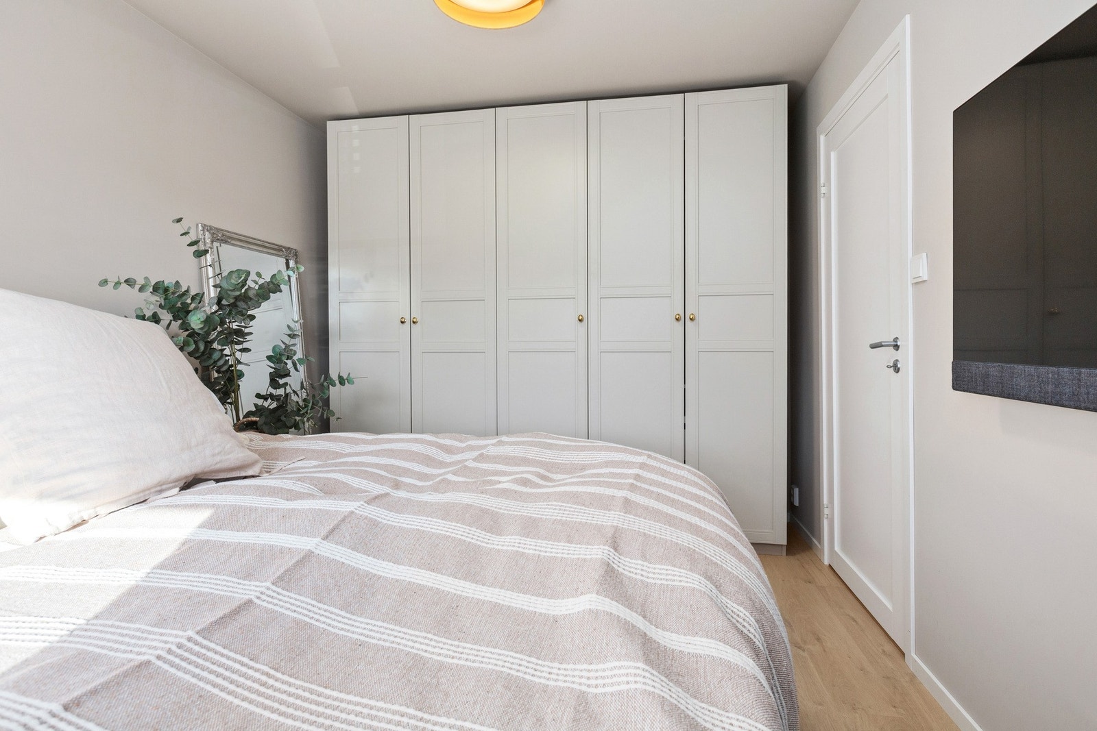 Hovedsoverommet er romslig og har garderobeskap samt plass til en dobbeltseng. Galleribilde