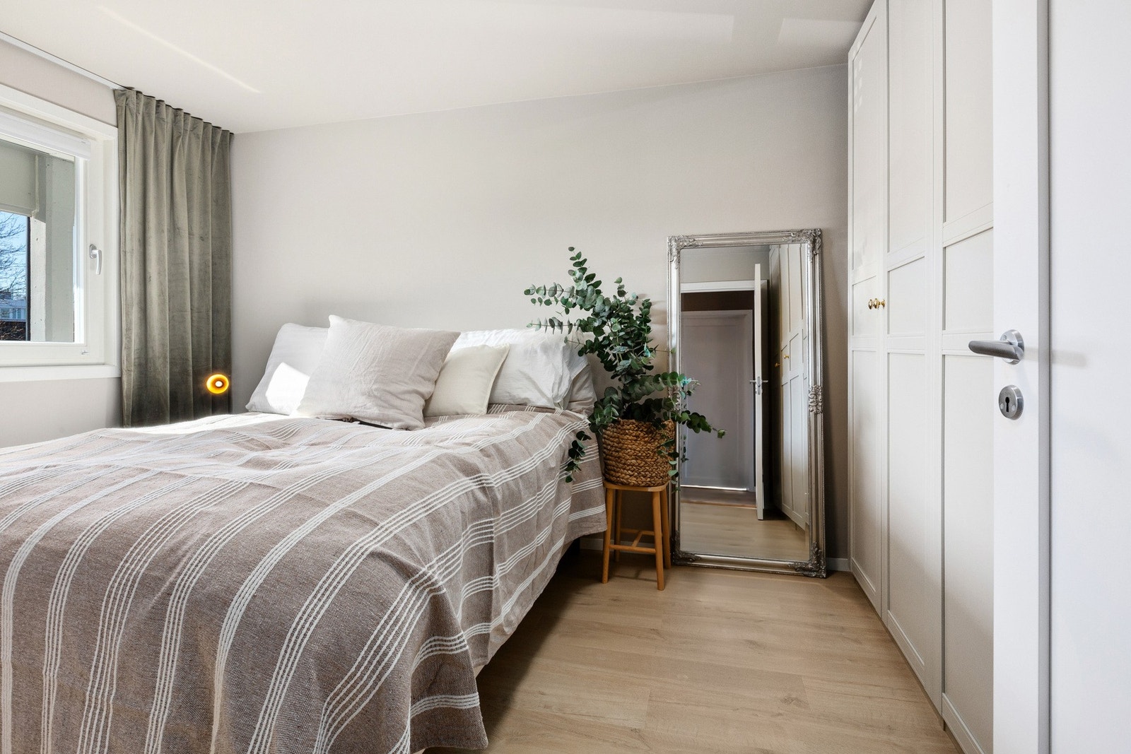 Leiligheten har to soverom, begge plassert i forkant av boligen sammen med badet. Galleribilde