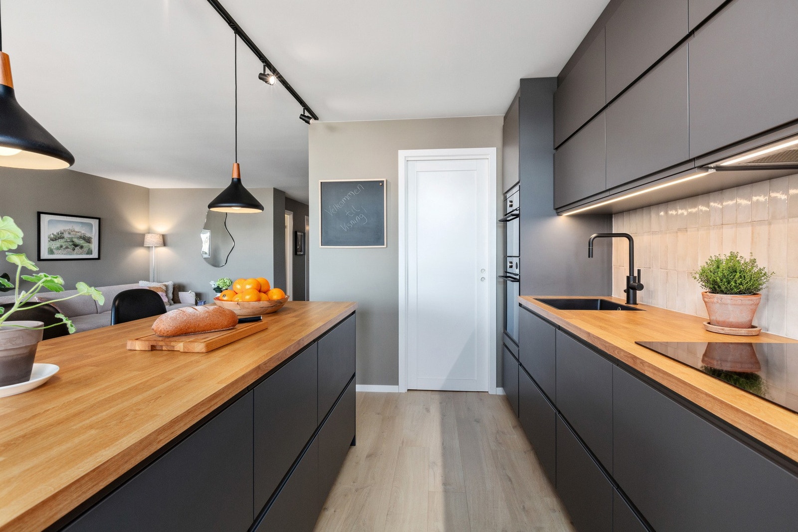 Kjøkkenet ligger i åpen løsning mot stuen, kun avskilt av en kjøkkenøy. Galleribilde