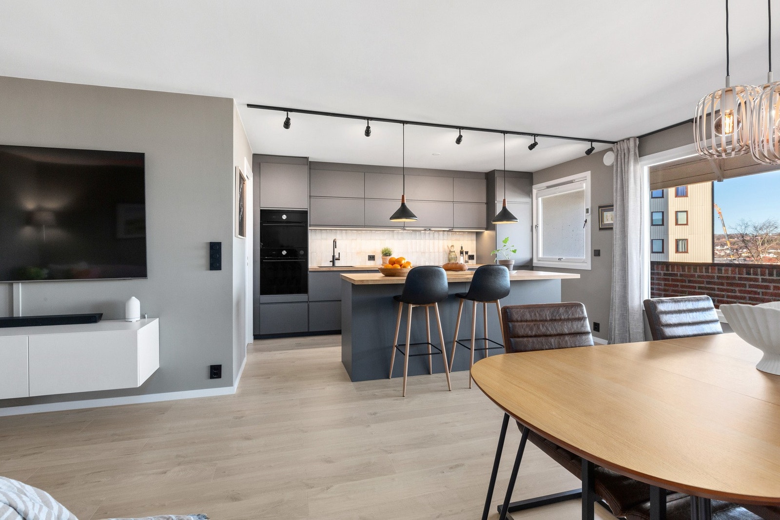 Leiligheten fremstår som lys og tidsriktig og gir et svært godt inntrykk. Galleribilde