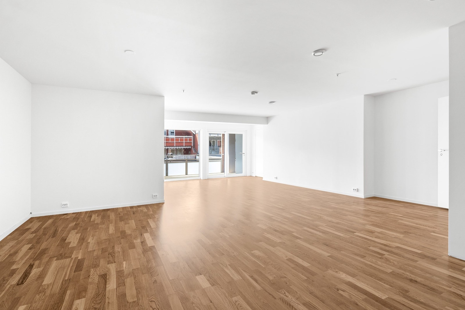 Stor stue med plass til både sittegruppe og spisestue Galleribilde