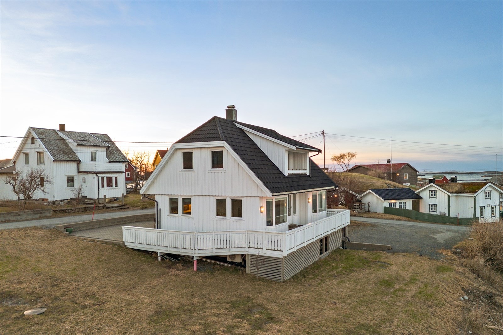 Fasade. Gode solforhold og fantastisk utsikt over innseilingen til Lovund. Galleribilde