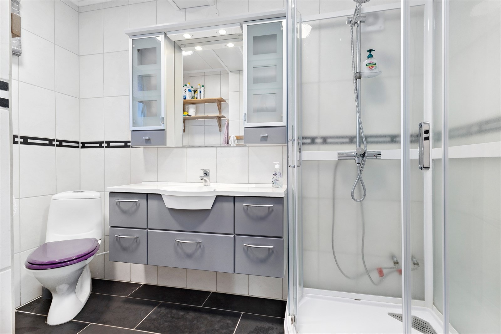 Bad/wc - hovedetasje har sanitærutstyr fra 2009, men dusjkabinett fra 2023. Galleribilde