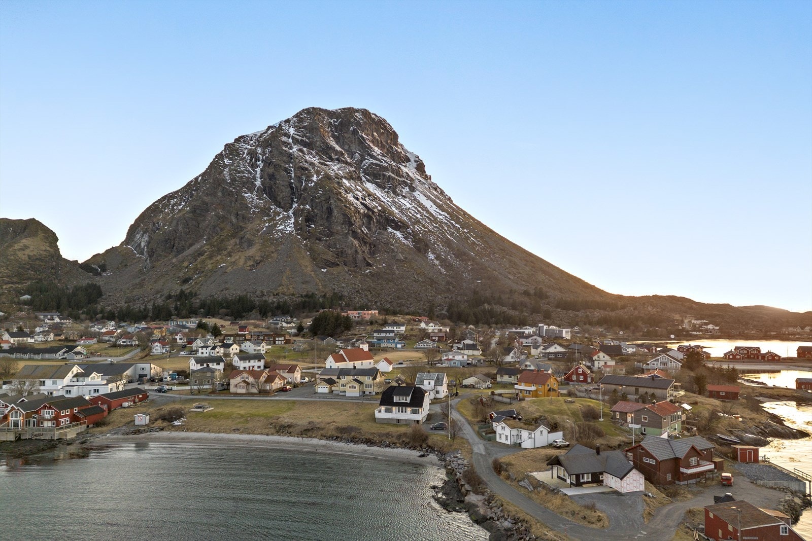 Eiendommen har kort avstand til Lovund Hotell med bar/ spisested samt Hamnholmvalen sandstrand. Kort vei også, som til det meste på Lovund, til matbutikk, kaffebar, Emanus pub/spisested og ferje- og hurtigbåtkai. Galleribilde