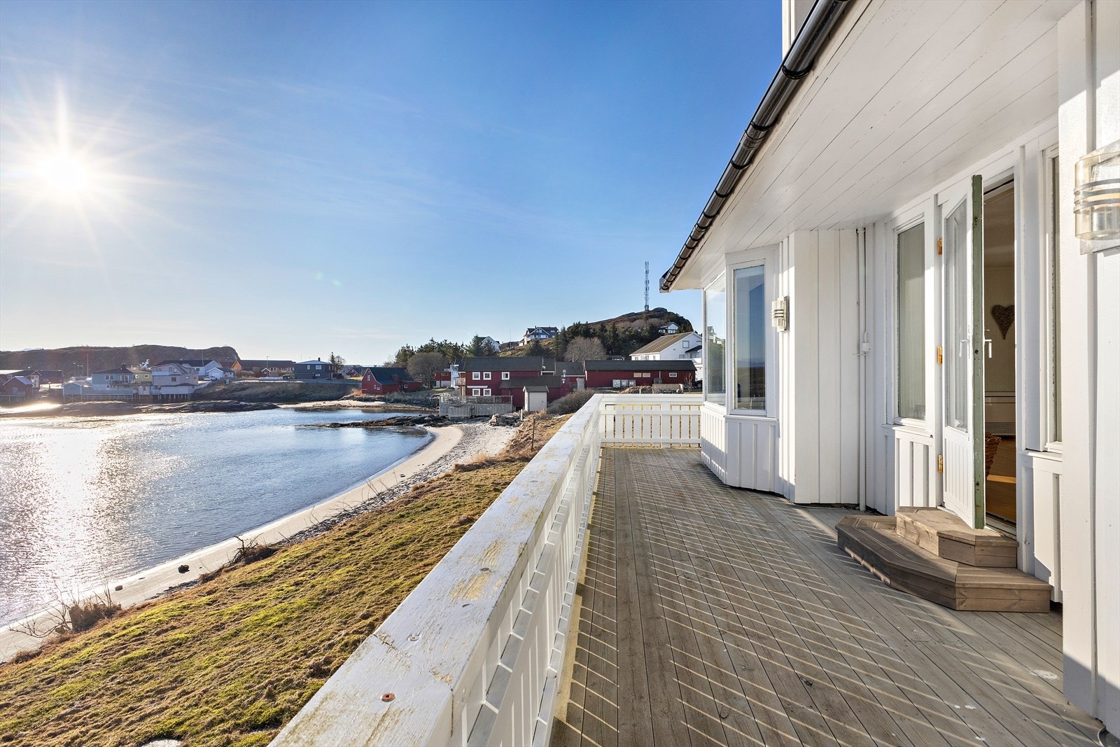 Denne utsikten kan bli din ! Sjønær beliggenhet med ei sandstrand som nærmeste nabo. Galleribilde