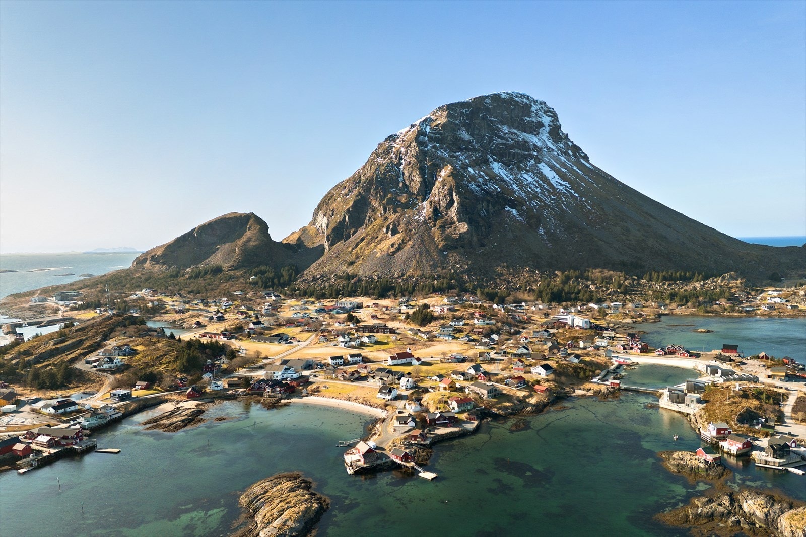 Eiendommen ligger lengst øst på Vedneset og grenser ned til ei fin
sandstrand. Her er det åpne og frie utsynsforhold mot innseilingen av båtanløp i havna og mot holmer og skjær mot innlandet i nord og øst Galleribilde