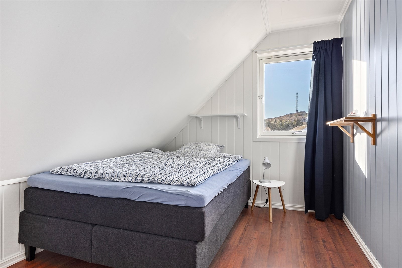 Soverom 2 av 3 i loftsetasje. Galleribilde