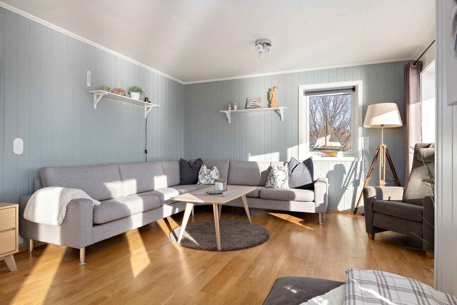 Romslig stue på hovedplan i front av boligen. Galleribilde