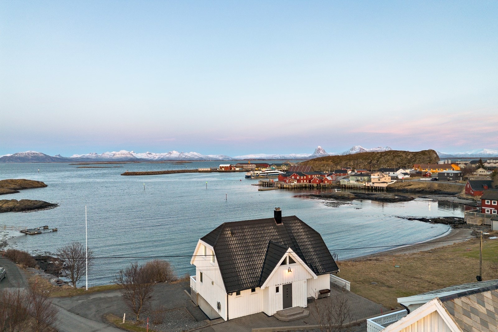 Lovund. Flott enebolig i 3 plan, unikt sentralt og sjønært. Galleribilde
