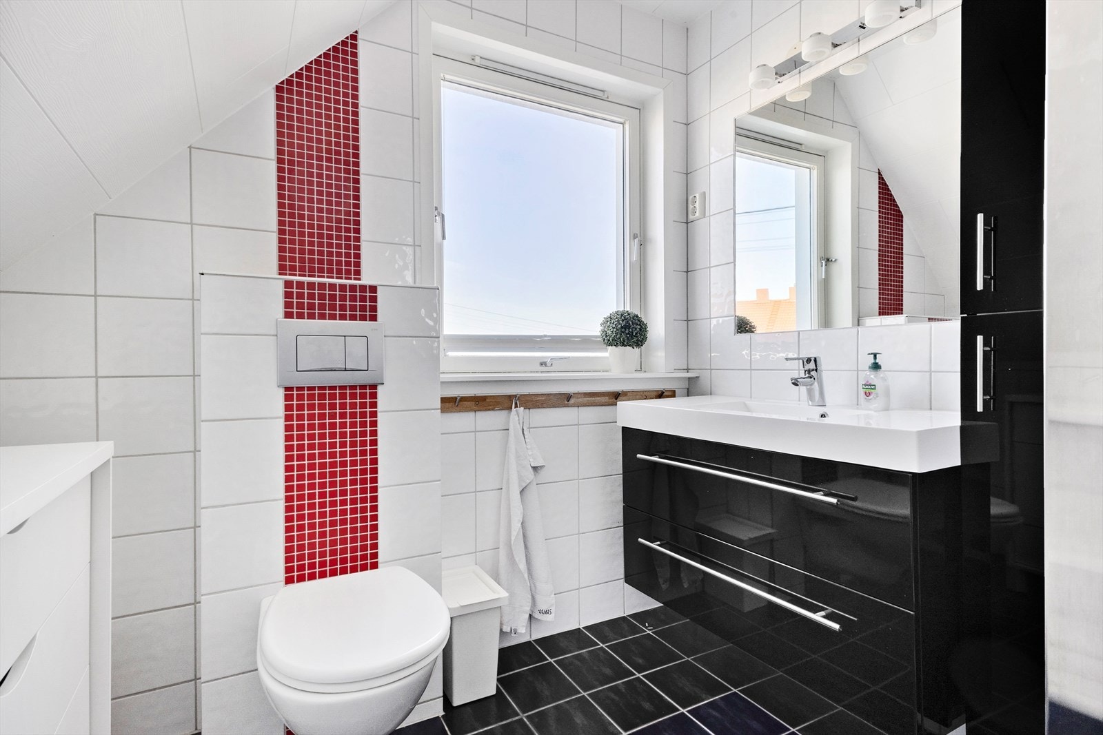 Bad/ wc/ vaskerom i loftsetasje, oppusset i 2011. Galleribilde