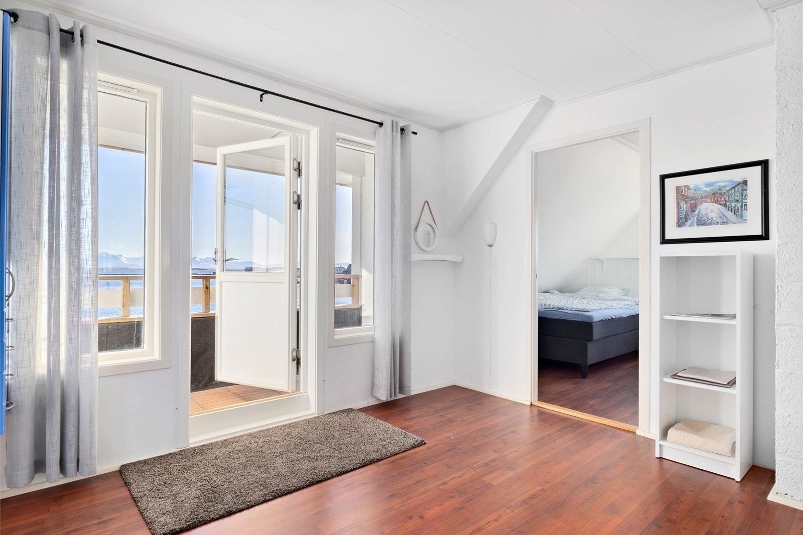 Fra loftsstuen har du en balkong der den majestetiske utsikten og havlufta kan nytes. Galleribilde