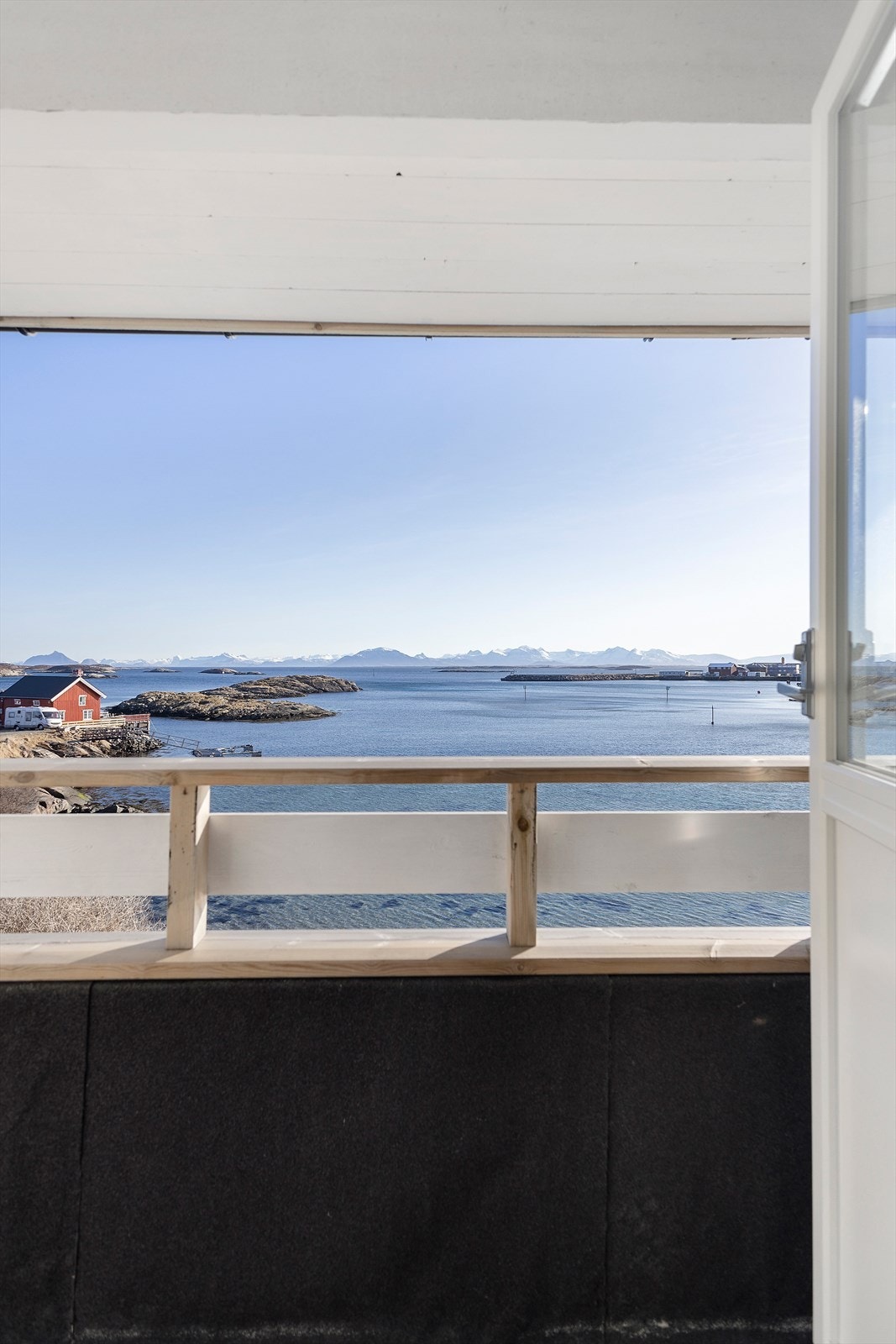 Takoverbygget luftebalkong med utgang fra loftsstue. Galleribilde
