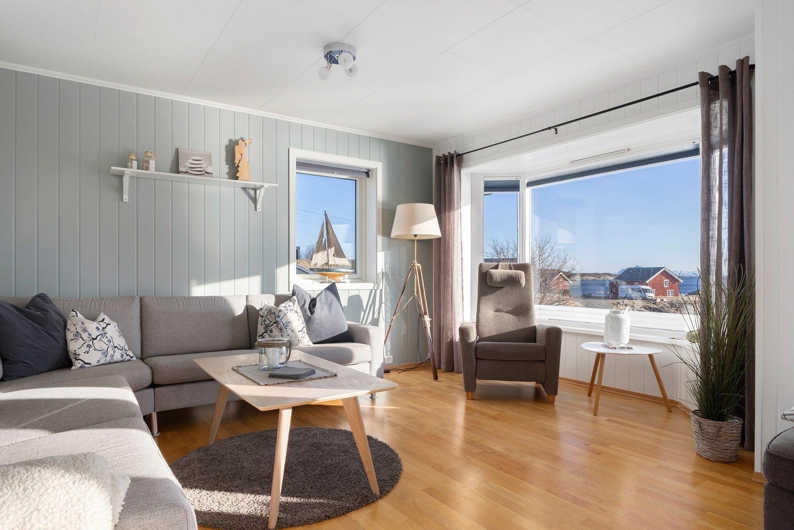 Stue med flere møbleringsmuligheter. Galleribilde