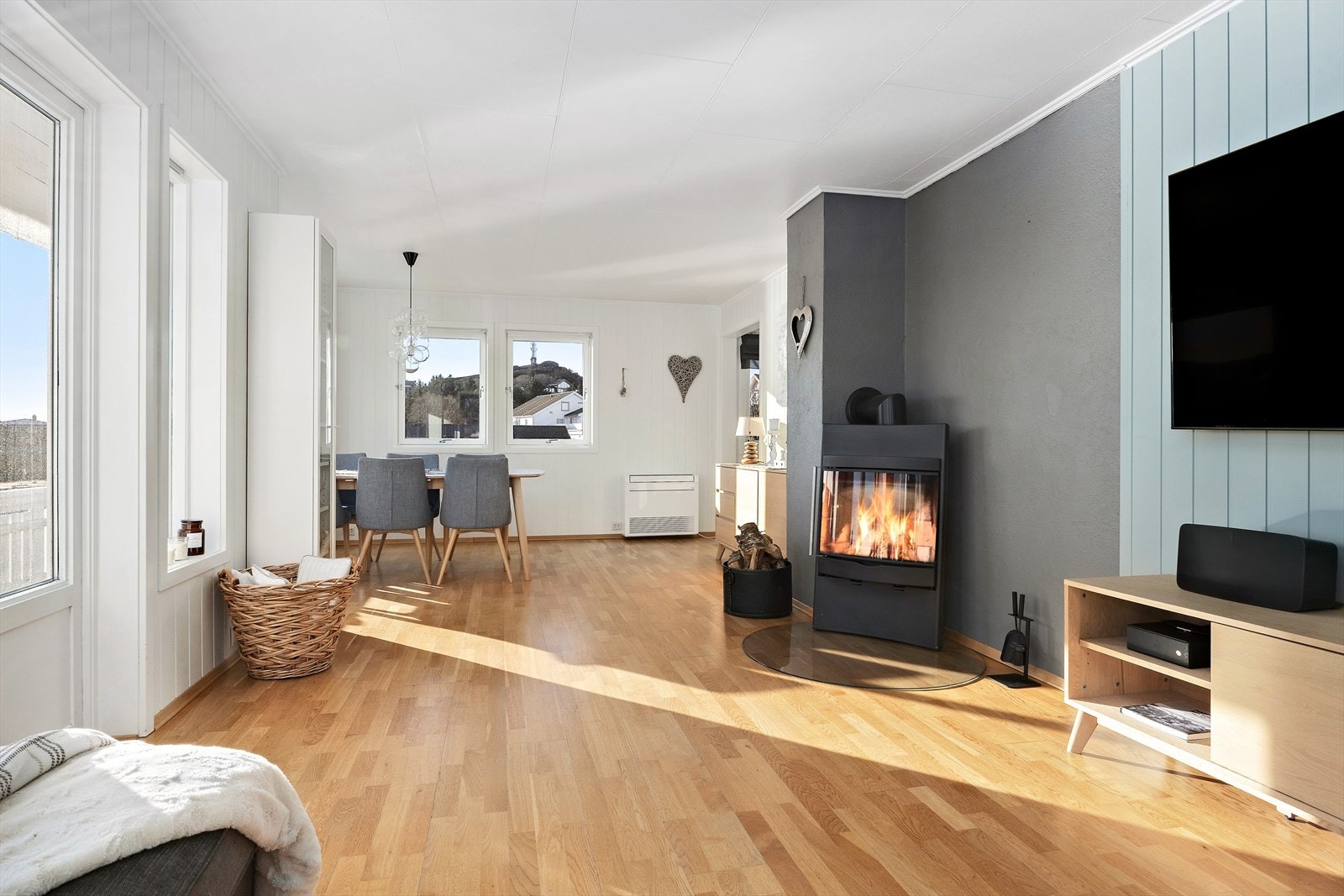 Stuen har peisvedovn som gir komfort og kos i den kalde årstiden. Galleribilde