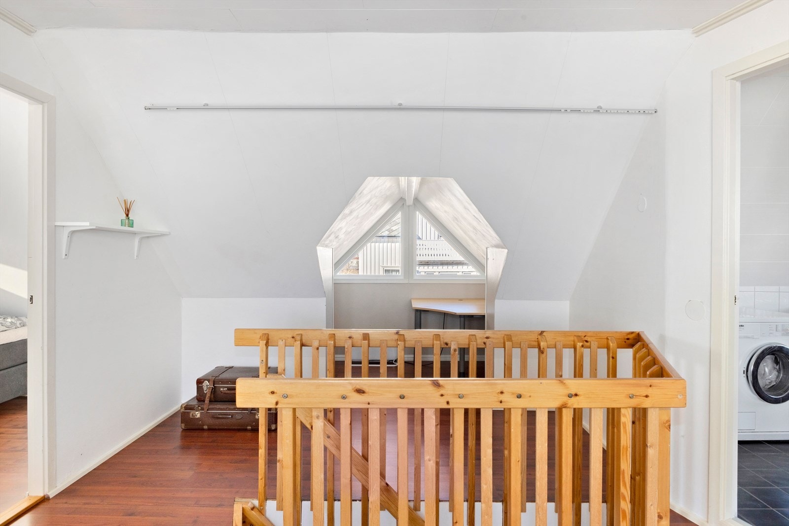 Loftsstue og trapp ned til hovedplan. Galleribilde