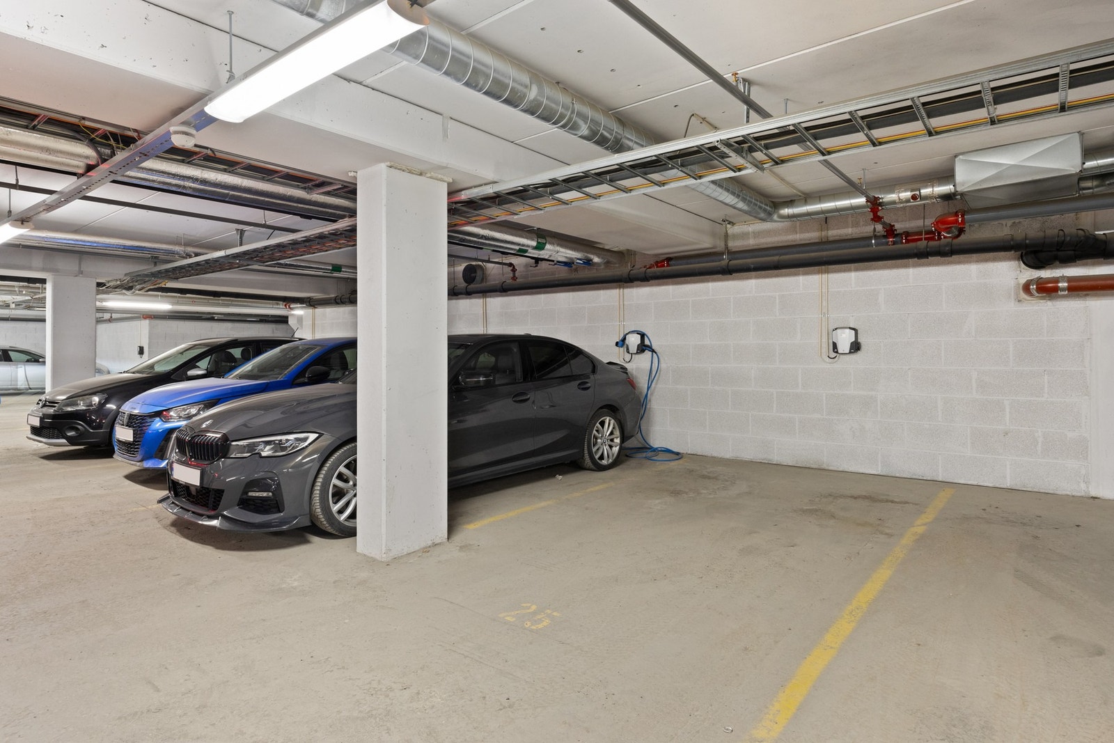 Eier har i dag en parkeringsplass (nr. 25) med el.l. Denne medfølger ikke salg, men kan kjøpes etter avtale med selger Galleribilde