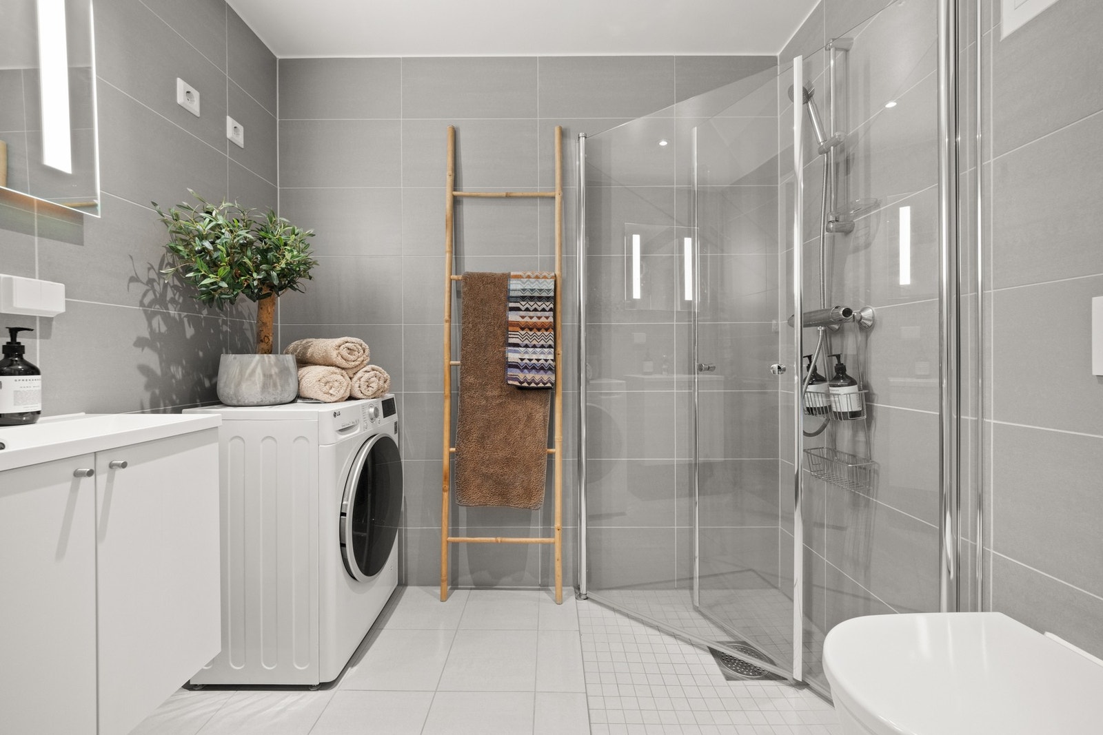 Pent flislagt bad med gulvvarme Galleribilde