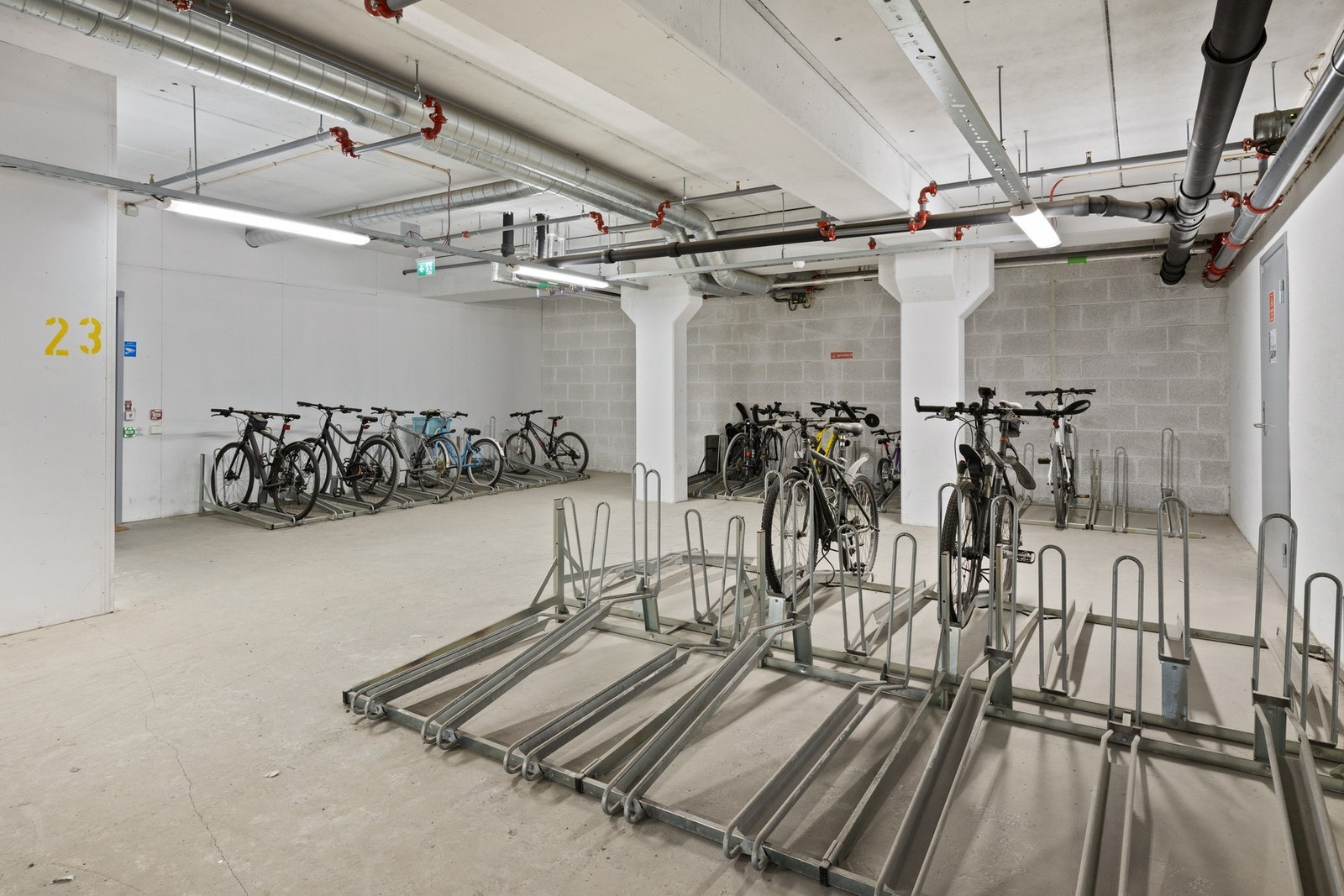 Det er felles sykkelparkering i kjelleren Galleribilde