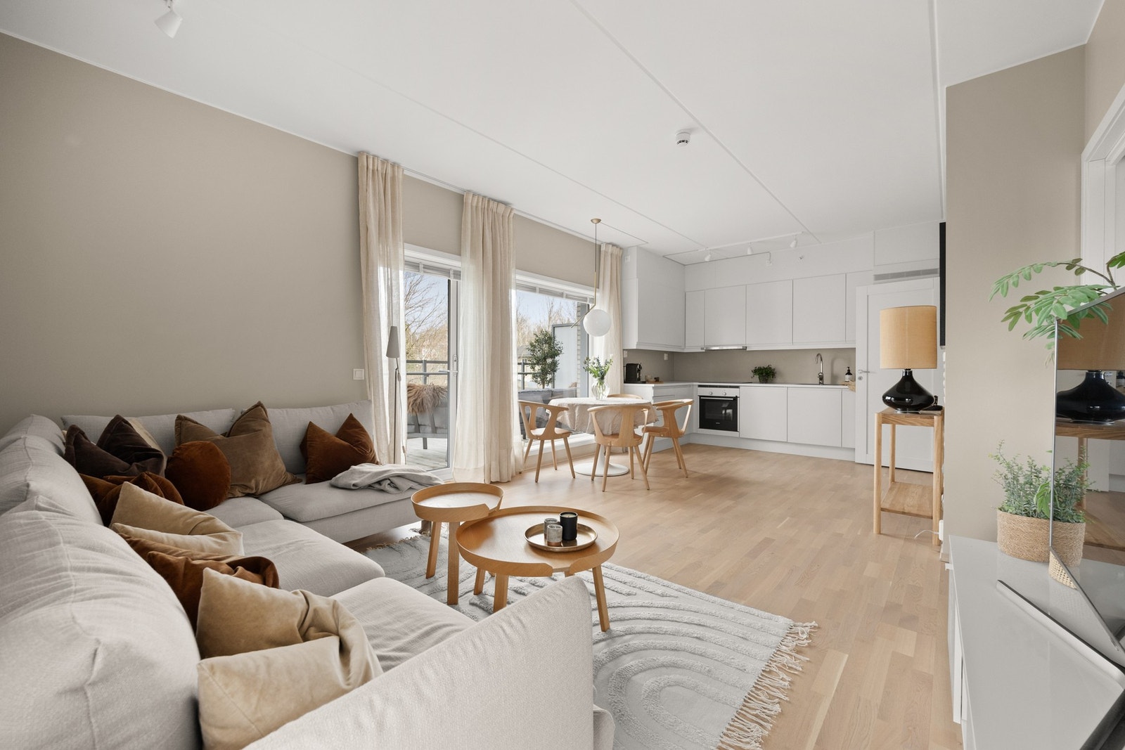 Lys og trivelig stue med naturlig inndelte soner Galleribilde