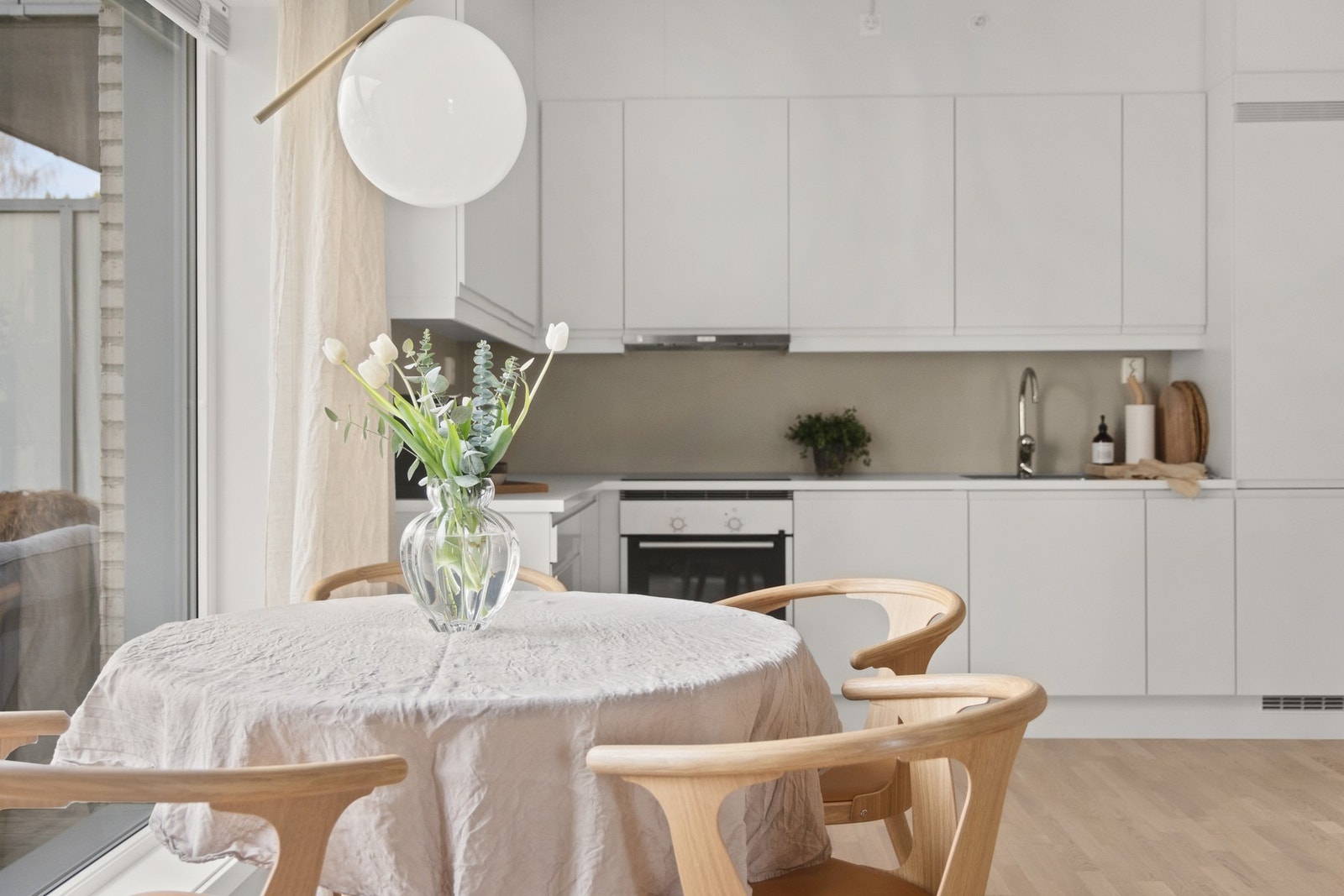 Kjøkkeninnredning med slette fronter og laminat benkeplate Galleribilde