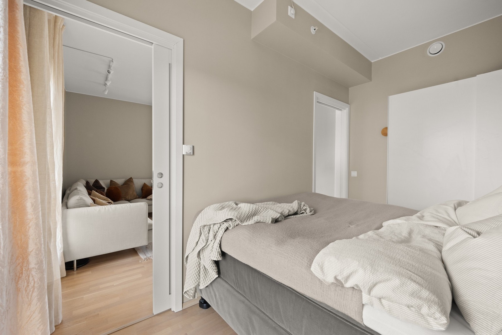 Soverommet har to dører, med adkomst via stuen Galleribilde