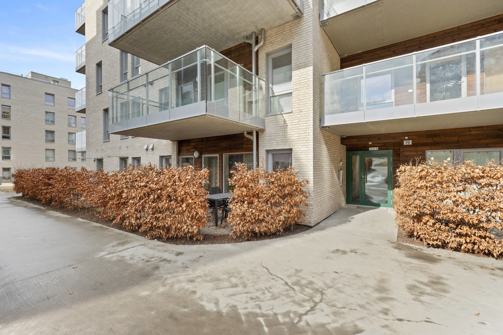 Inngangsparti - det er heis i bygget Galleribilde