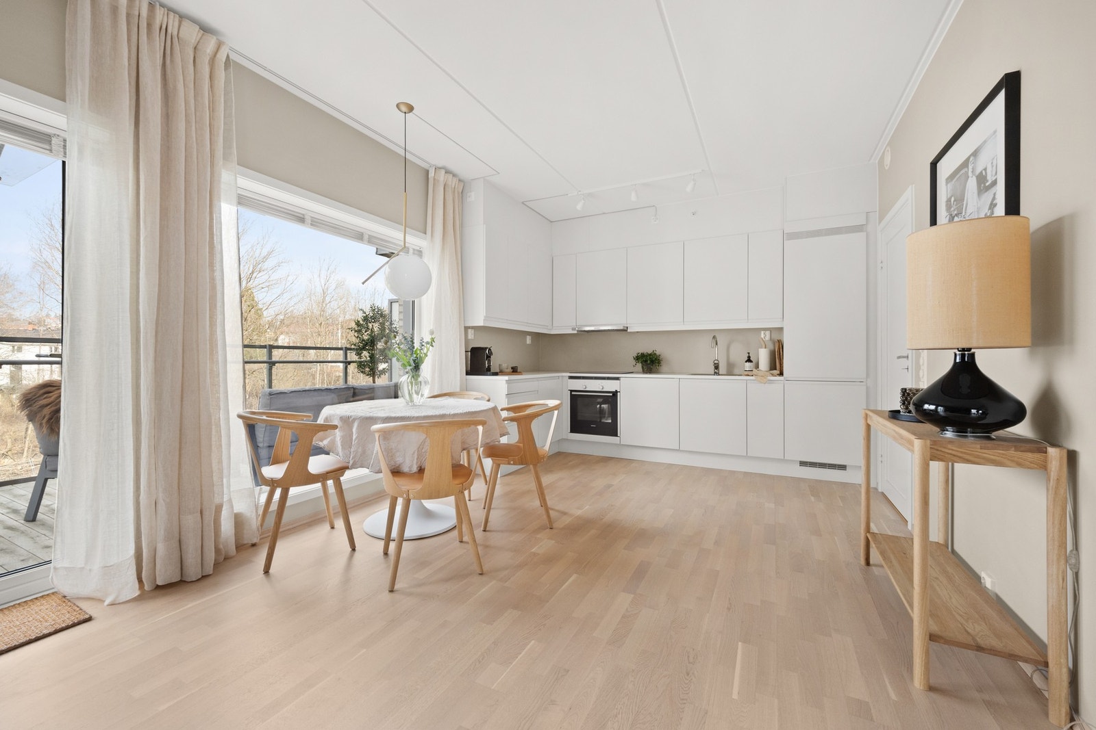 Leiligheten har flere vinduer som slipper inn godt med naturlig lys Galleribilde