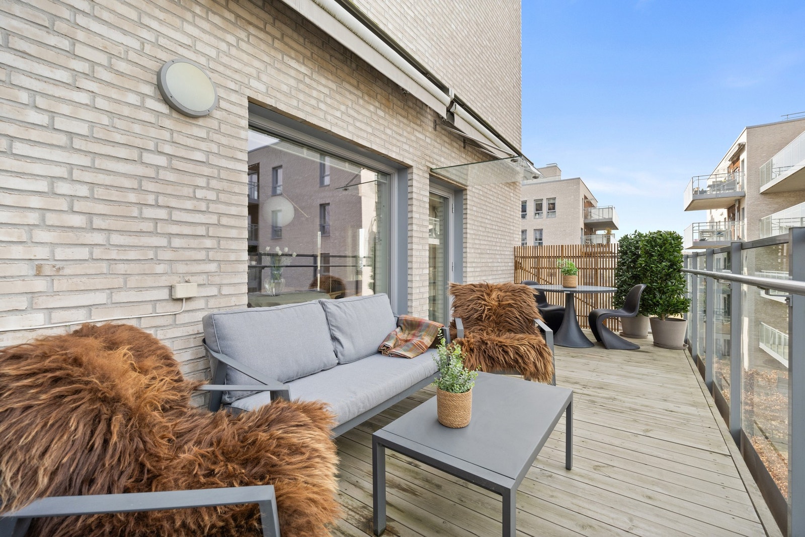 Fra stuen er det adkomst til en balkong på 17 kvm Galleribilde