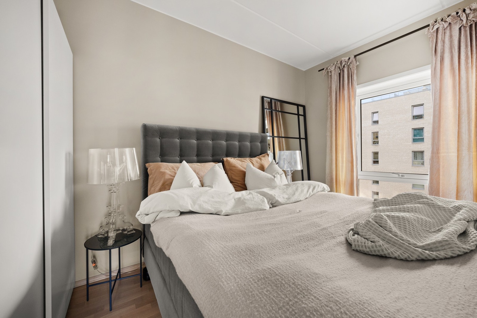 Det er plass til dobbeltseng med tilhørende nattbord Galleribilde