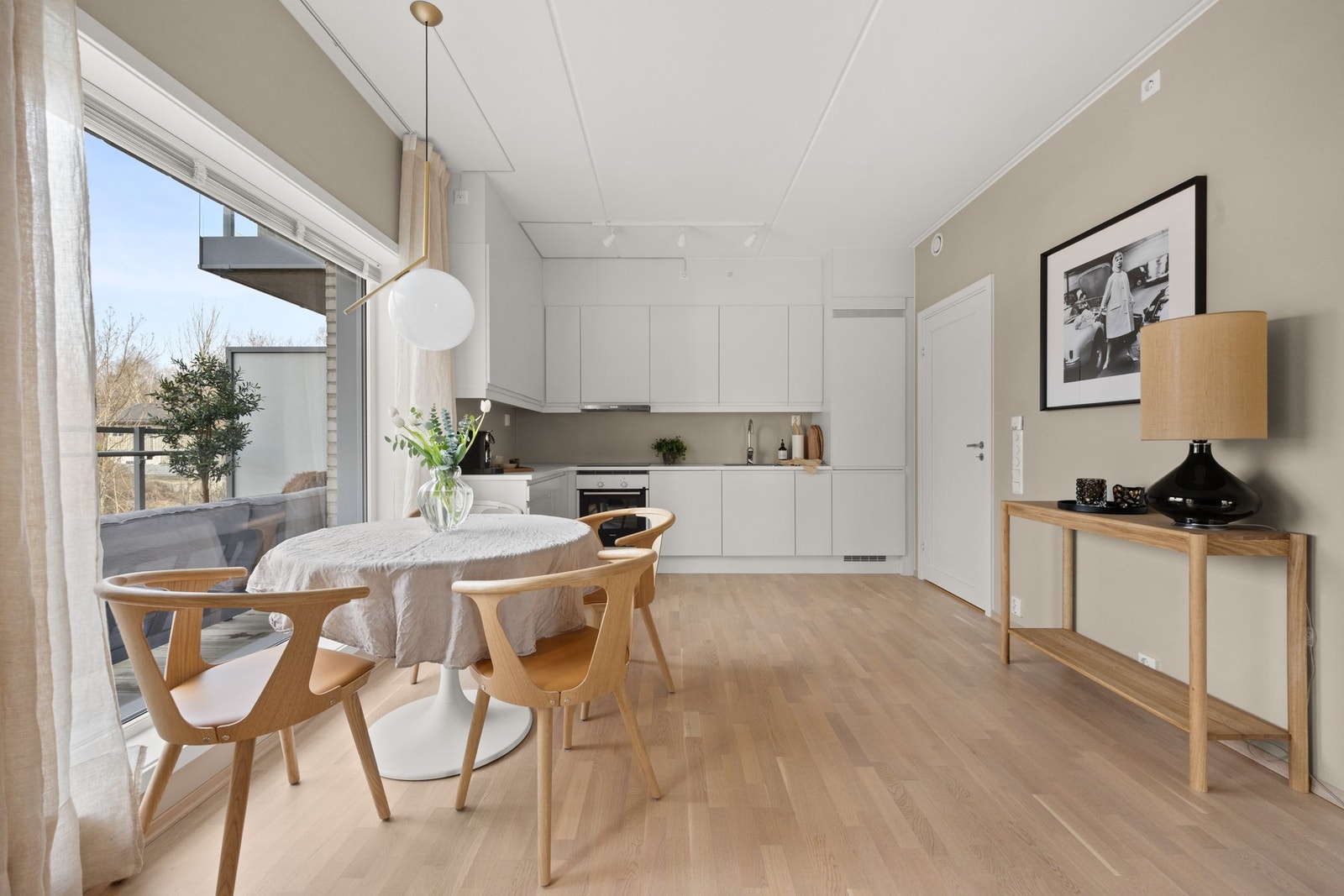 Det er plass til et romslig spisebord tilknyttet kjøkkenet Galleribilde