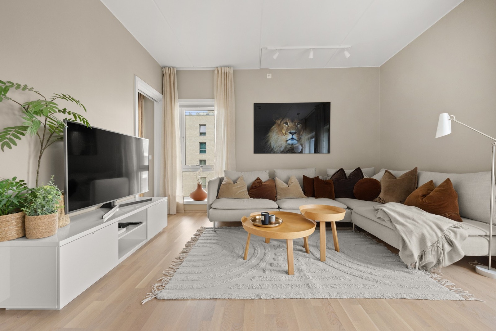 Det er god plass til en stor sofagruppe med tilhørende mediemøblement Galleribilde