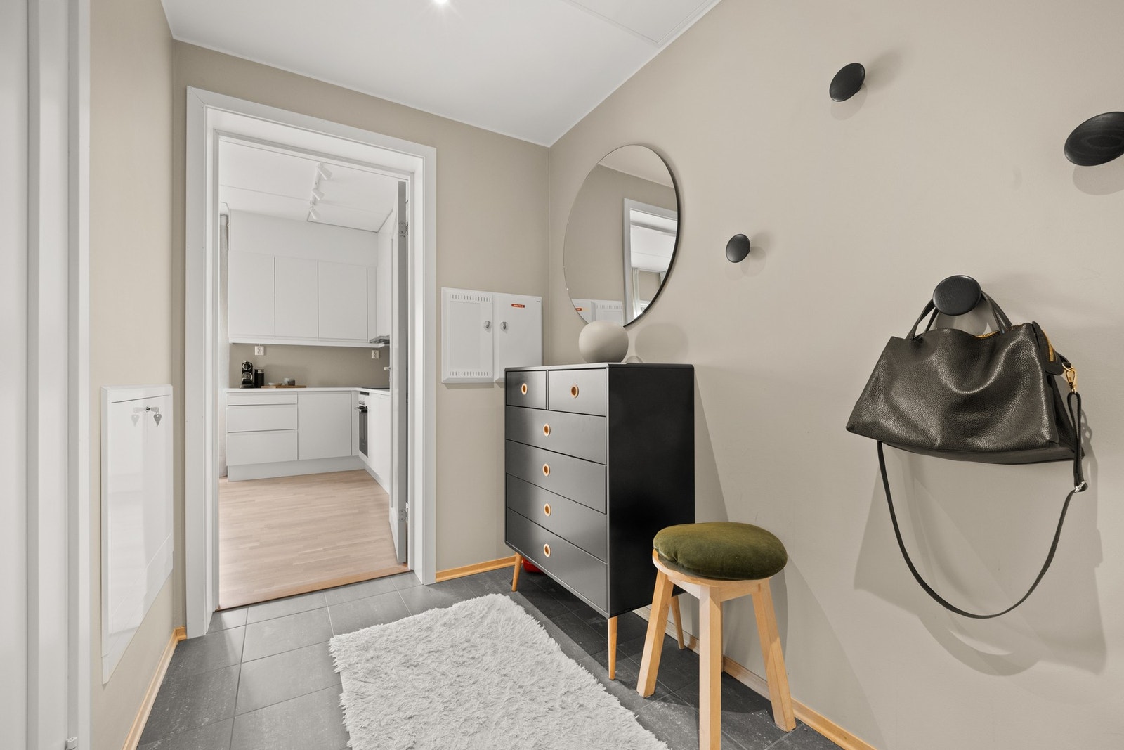 Praktisk flislagt gang med plass til garderobeløsning Galleribilde