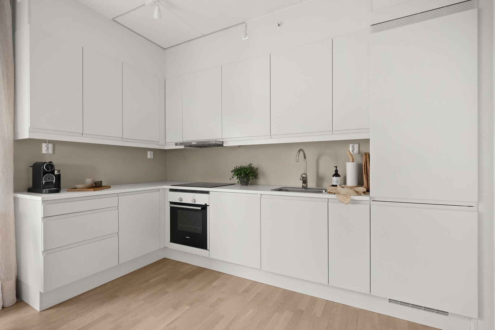 Kjøkkenet har en praktisk utforming. Alle hvitevarer på kjøkkenet er integrert Galleribilde