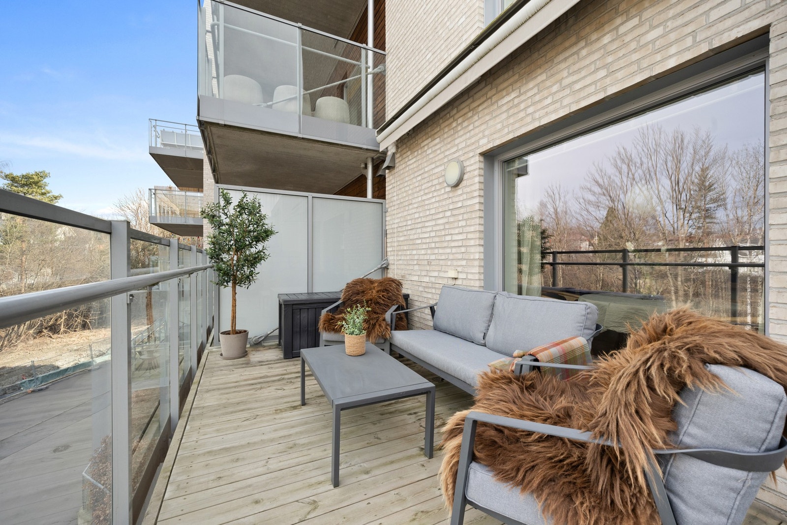 Det er montert 2 elektriske markiser på balkongen Galleribilde