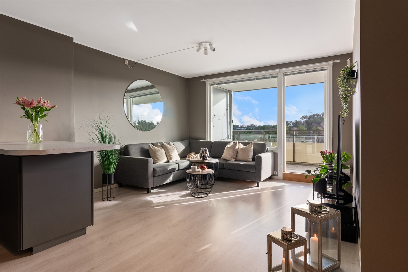 Åpen kjøkkenløsning gir leiligheten mer rom og lys Galleribilde