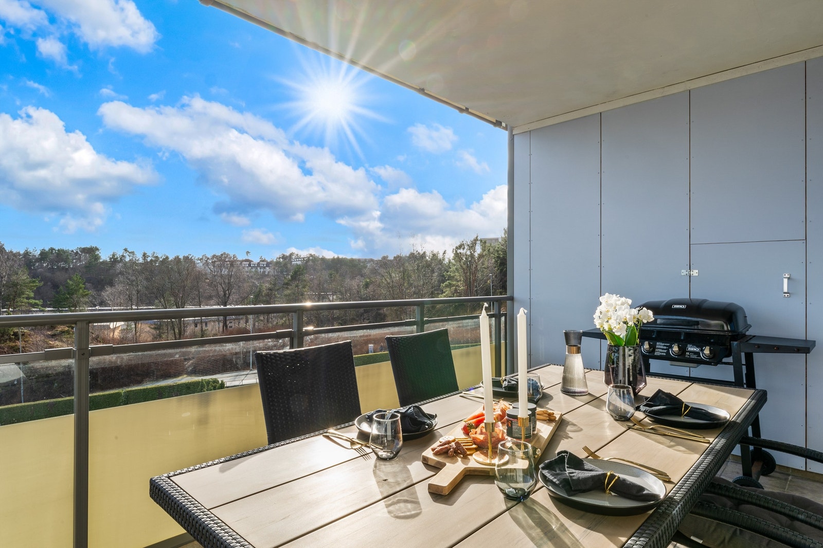 Her kan du nyte både morgen og kveldssol med utsikt over område og lekeplass Galleribilde