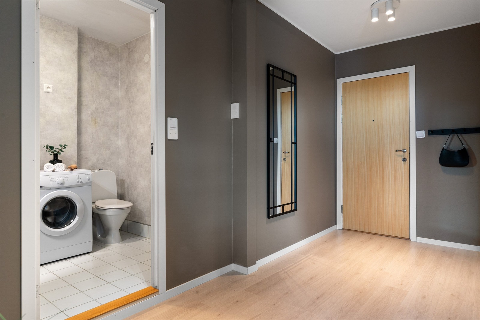 Romslig og godt belyset gang med gode muligheter for lagring Galleribilde