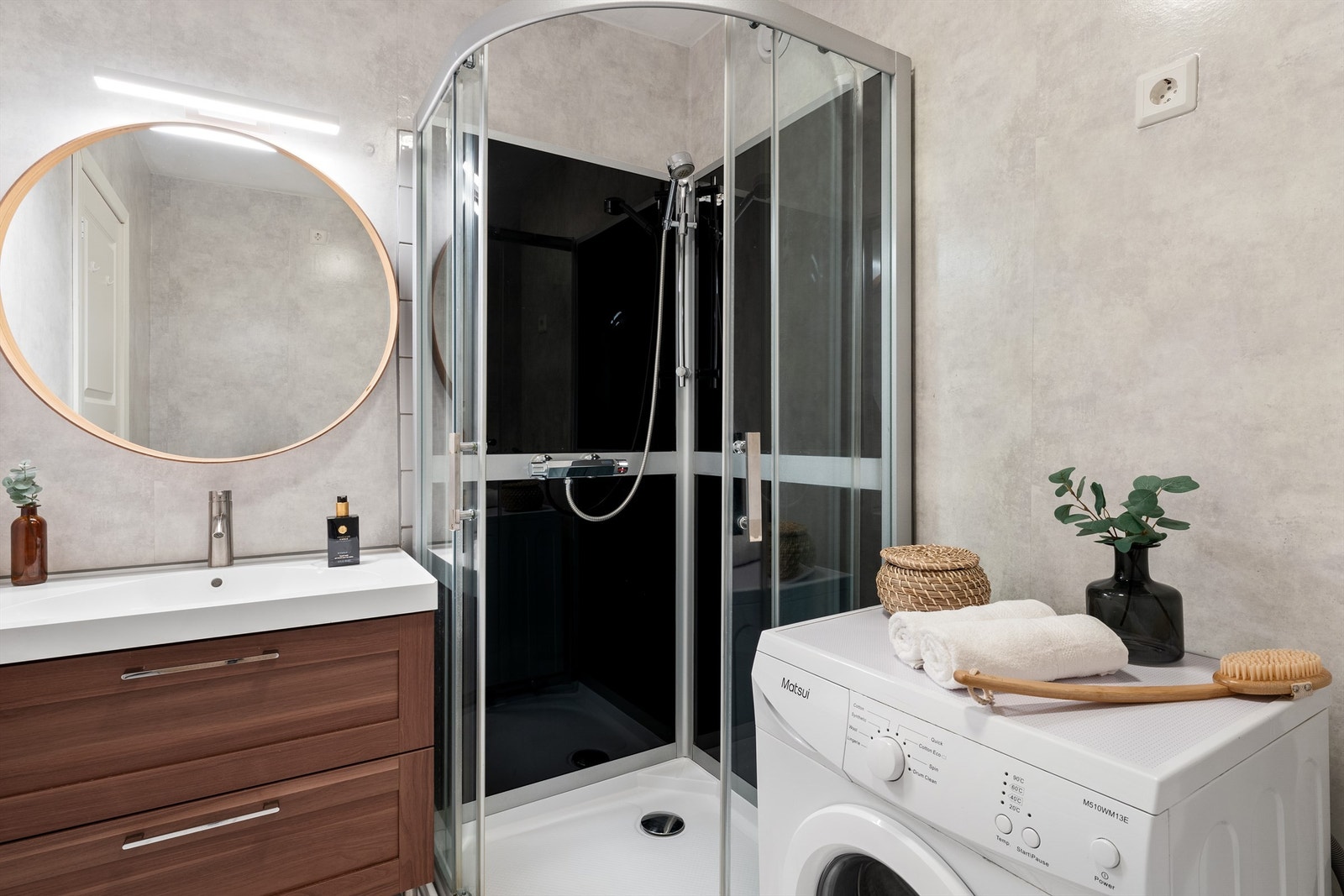 Bad med dusjkabinett, og rikelig belysning Galleribilde