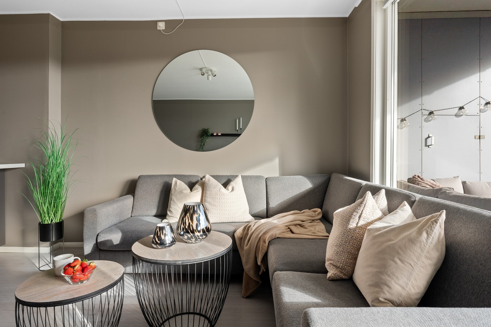 Stue med store vindusflater som slipper inn masse dagslys fra morgen til kveld Galleribilde