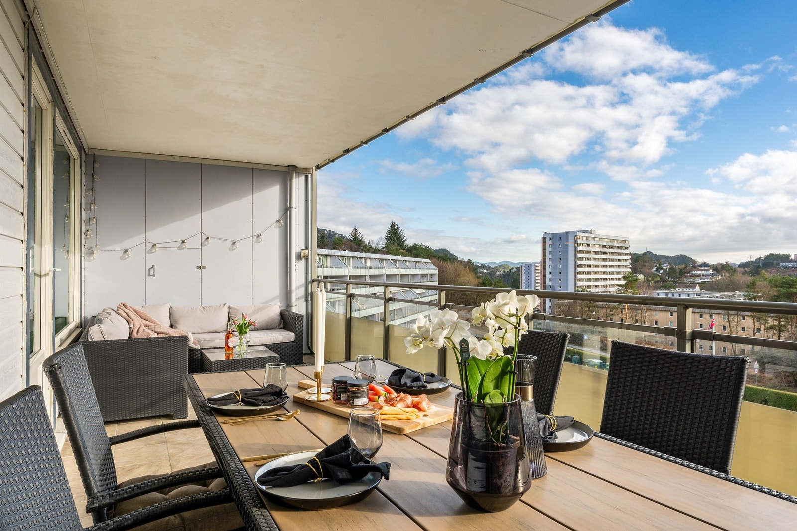 Solrik balkong med fin utsikt over nærområdet, terrasse er overbygget og innehar dermed "kvaliteter" til å passe den Bergenske livsstilen Galleribilde