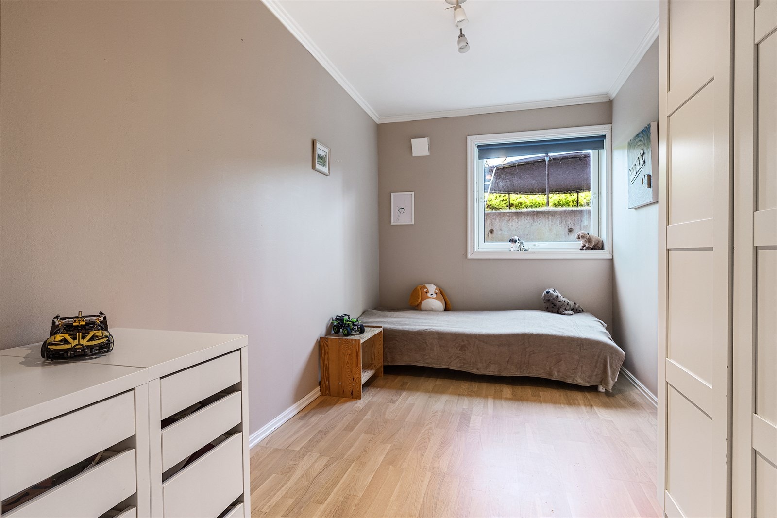 Soverommene har stort vindu ut mot lysgrav Galleribilde