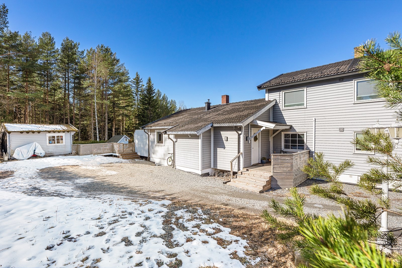 Parkering gjøres enkelt på stor gruset gårdsplass Galleribilde
