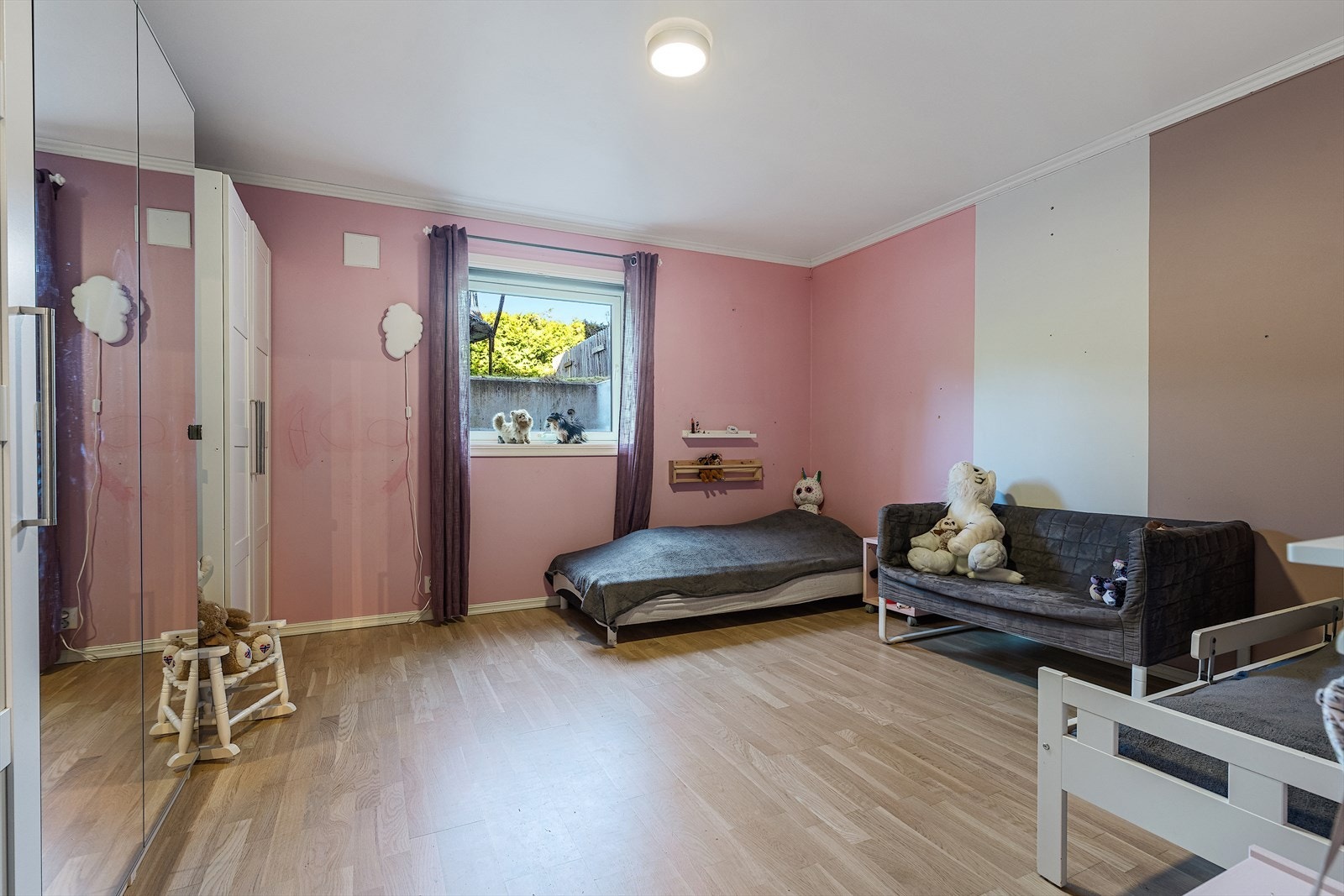 Boligen har tre gode soverom i underetasjen Galleribilde