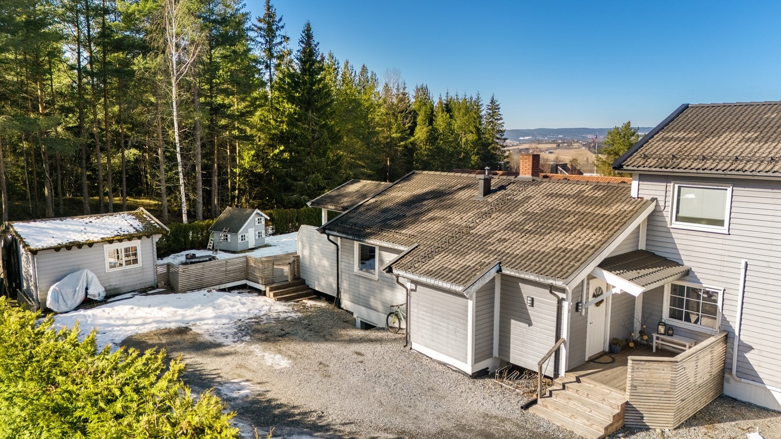 Boligen er en del av flermannsbolig og utgjør en tilbygget del Galleribilde