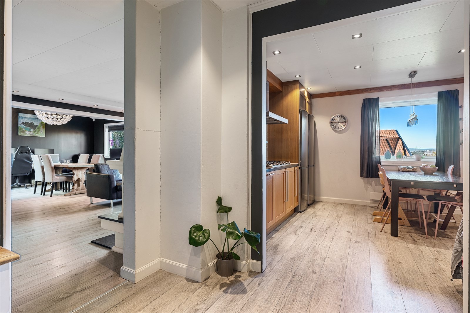 Fra gang er det videre adkomst til stuen og kjøkkenet Galleribilde