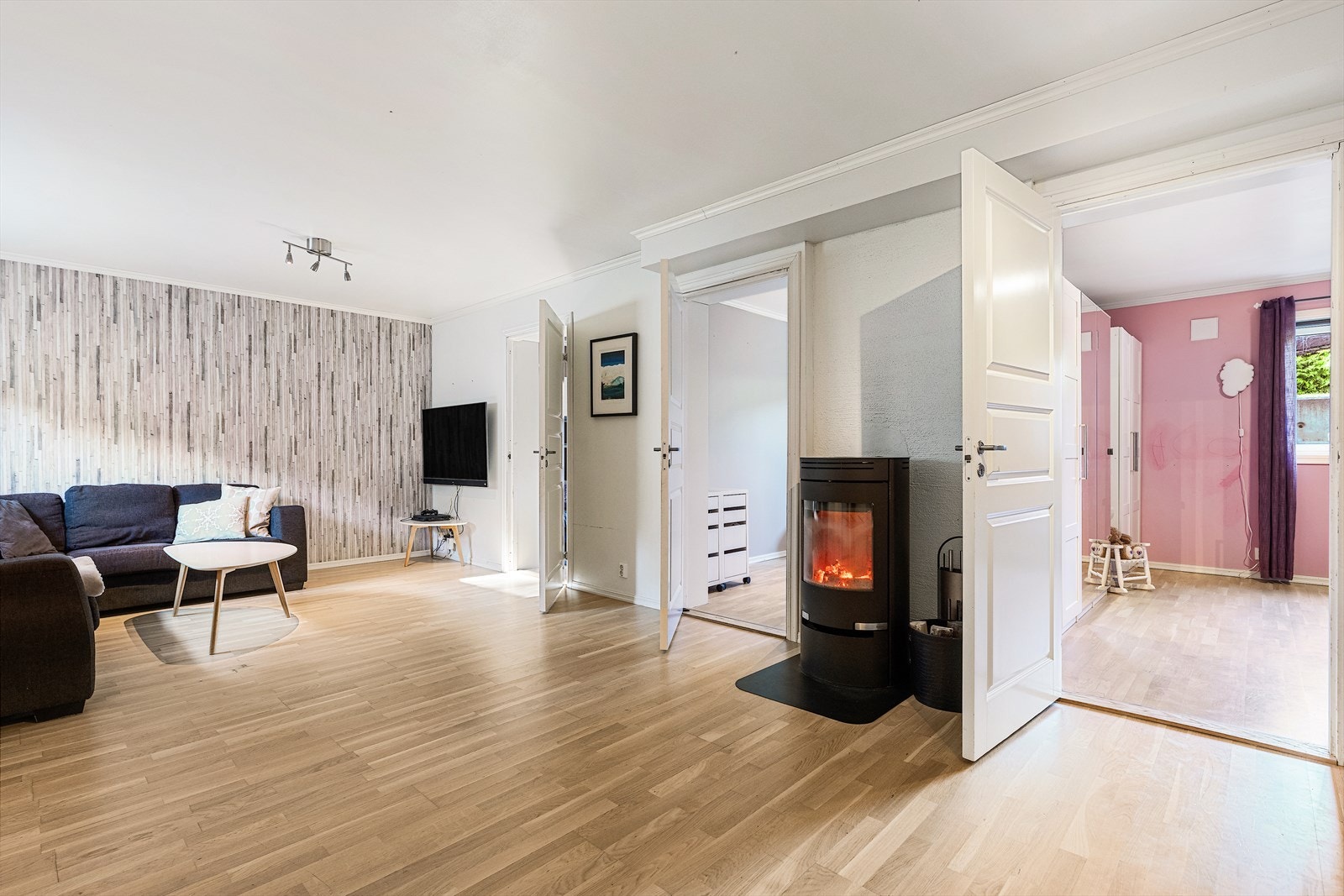 Pen kjellerstue med vindu og peisovn. Her er det gode innrednings- og bruksmuligheter Galleribilde