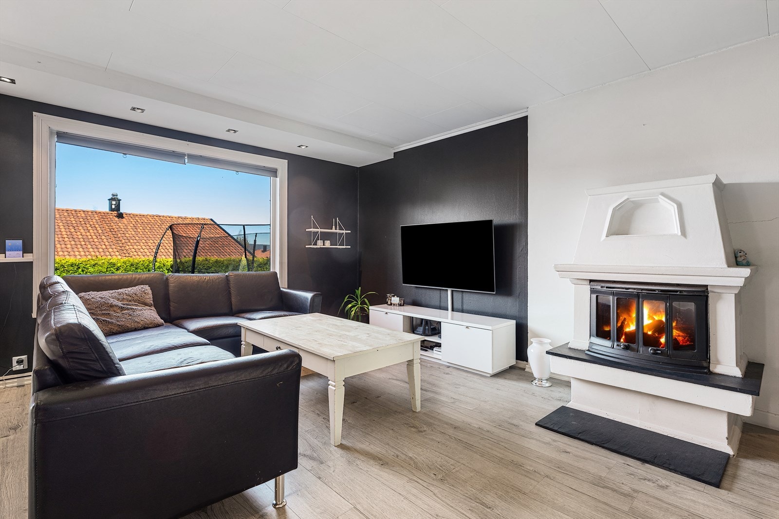 Flere store vindusflater sørger for godt med naturlig lysinnslipp samt et pent utsyn Galleribilde