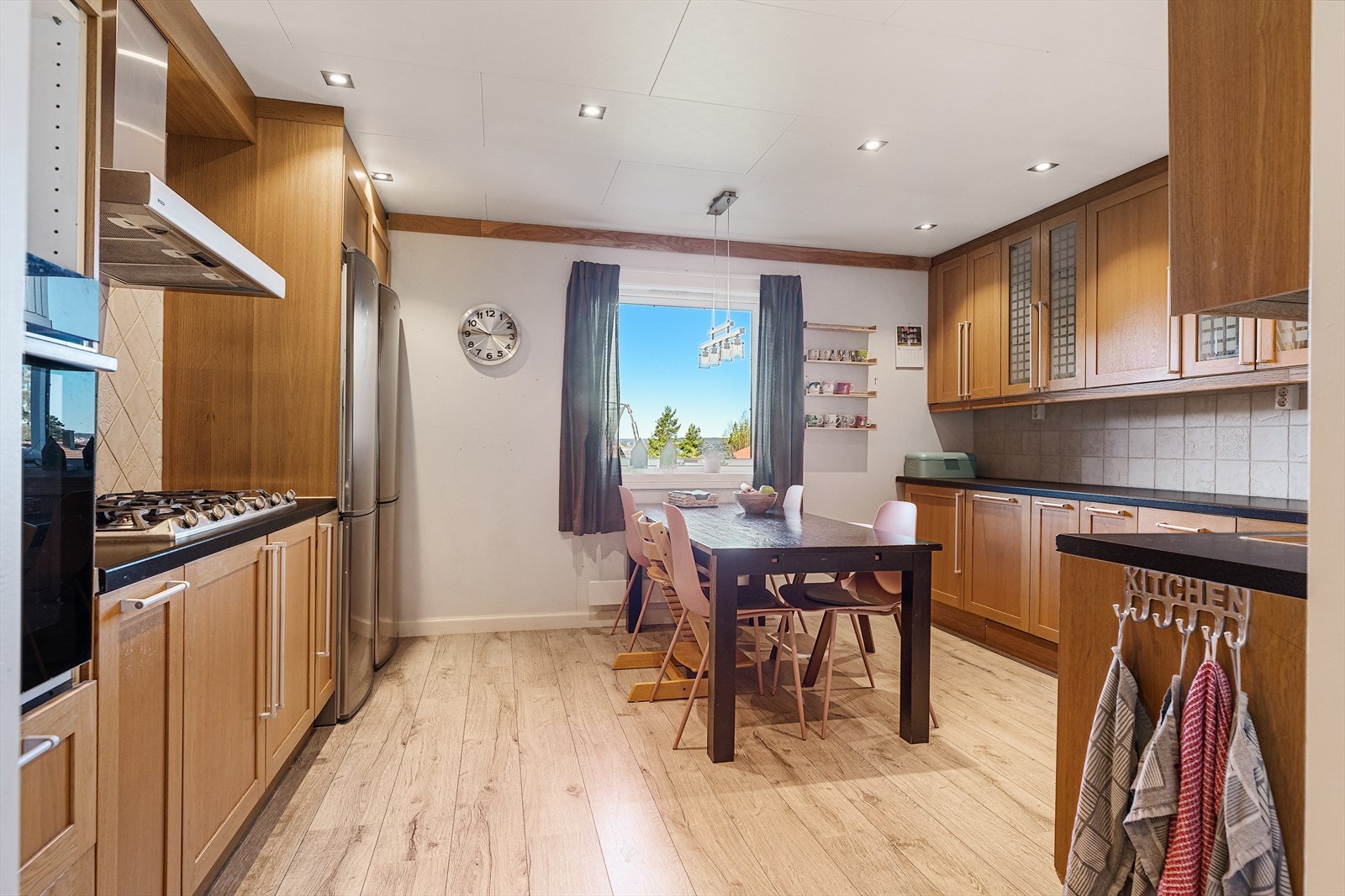 Stort kjøkken med god plass til en spisegruppe Galleribilde